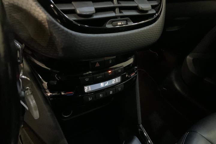 Grøn Peugeot 2008 fra 2017