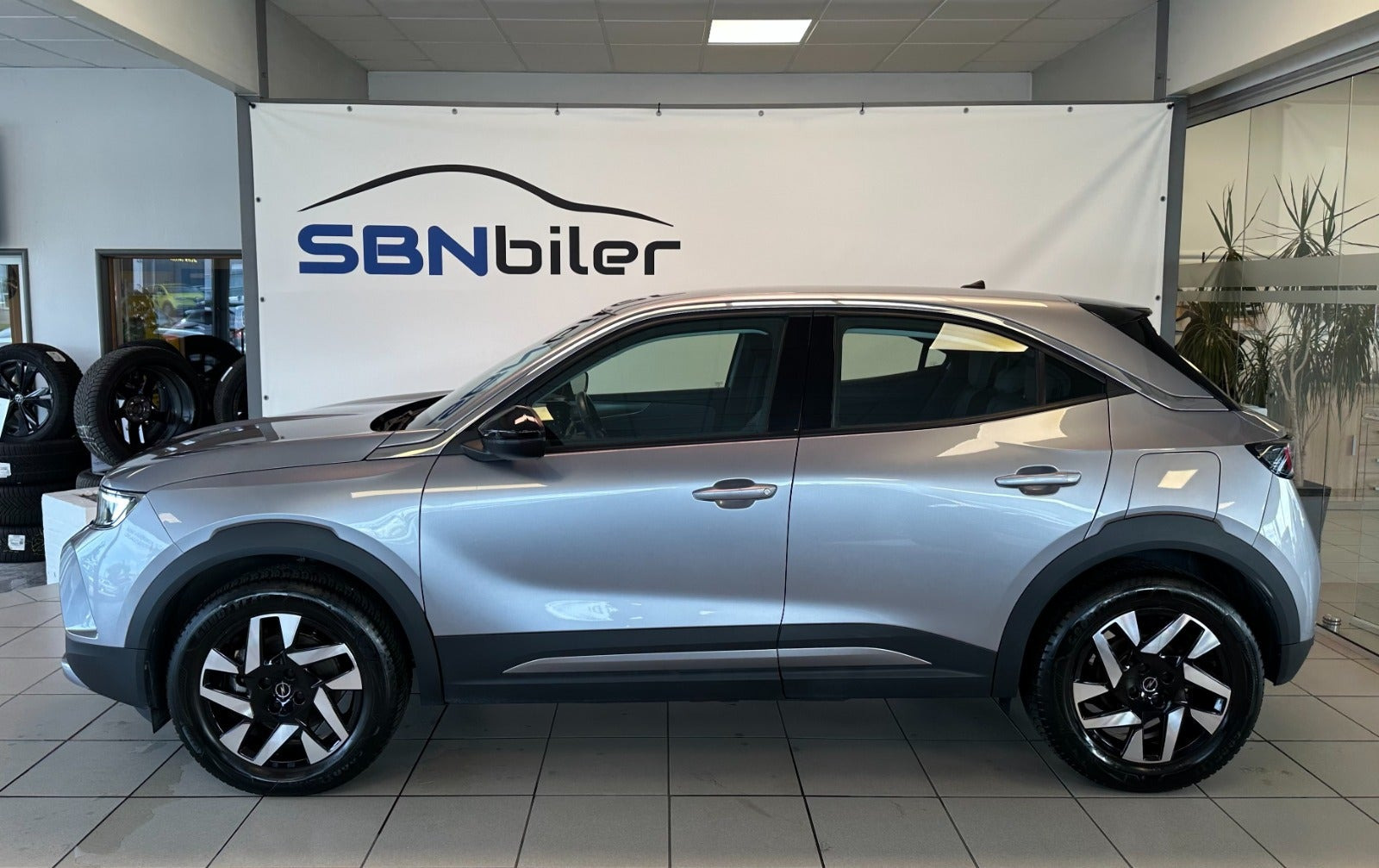 Grå Opel Mokka-e fra 2025
