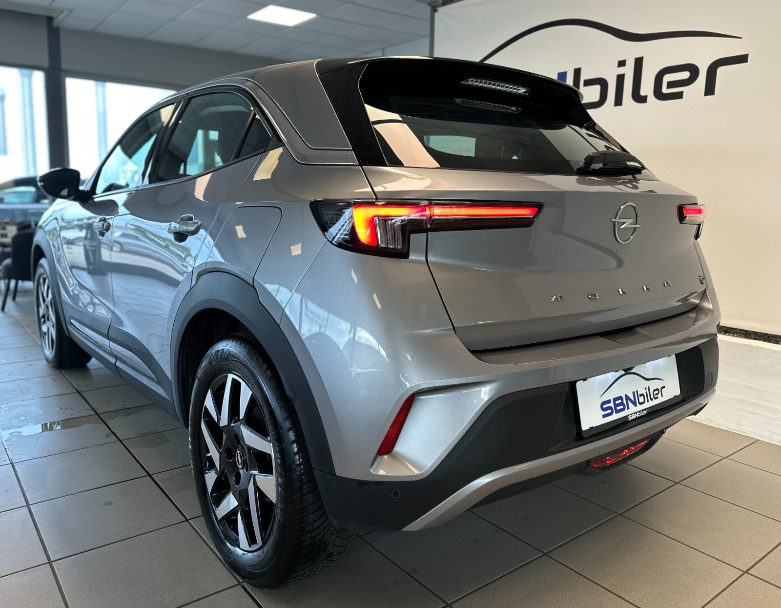 Grå Opel Mokka-e fra 2025