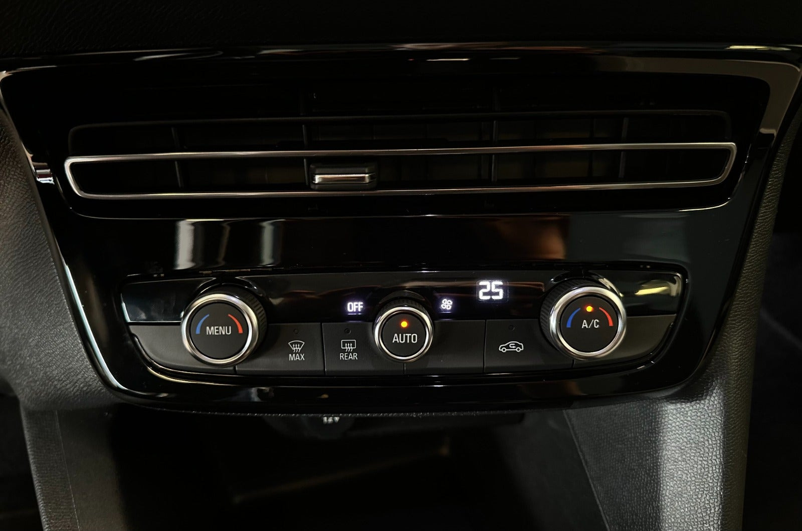 Grå Opel Mokka-e fra 2025