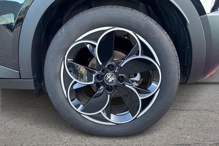 Sort Alfa Romeo Junior fra 2025