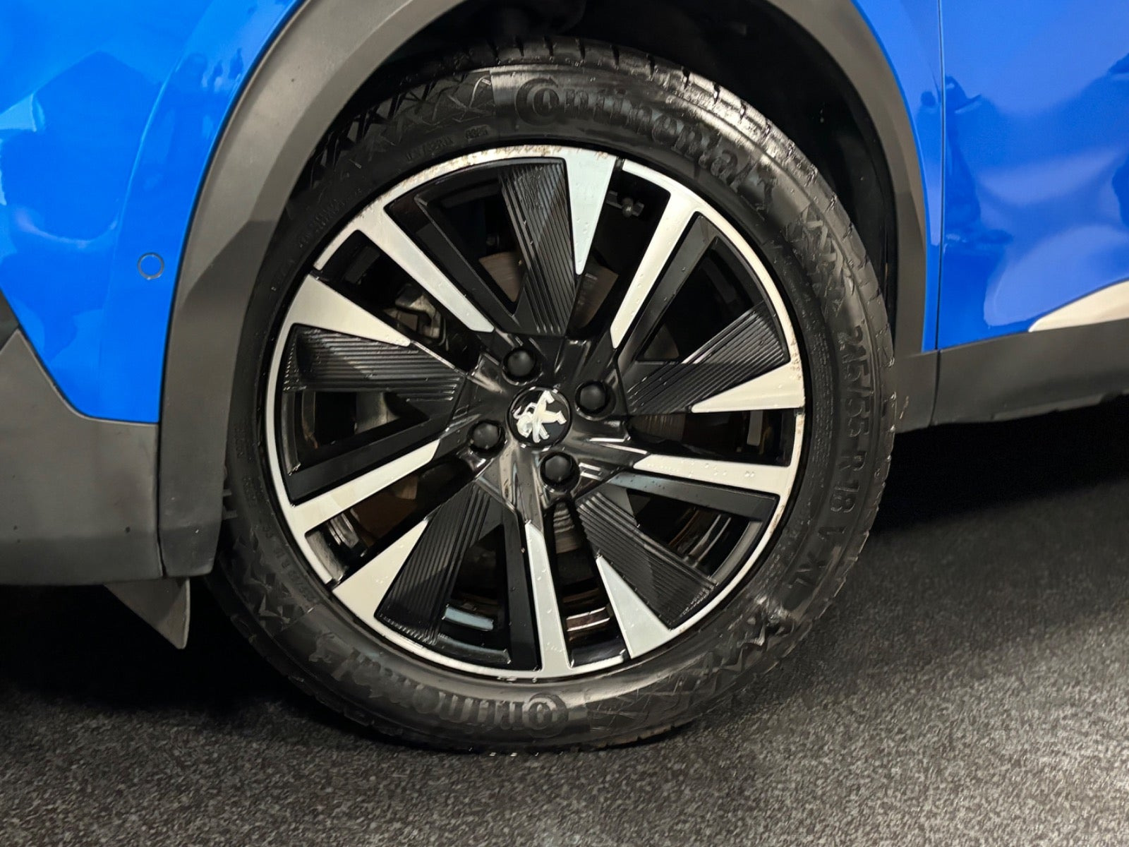 Blå Peugeot e-2008 fra 2020