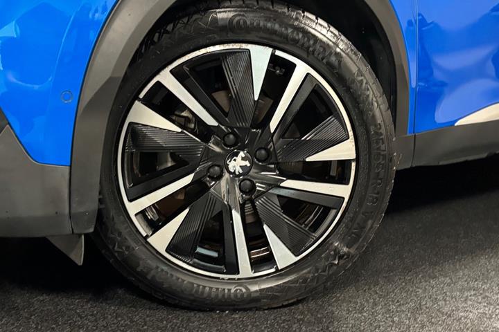 Blå Peugeot e-2008 fra 2020