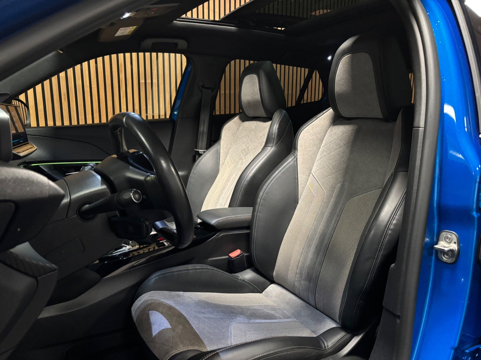 Blå Peugeot e-2008 fra 2020