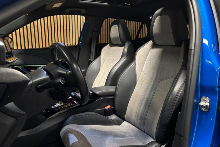 Blå Peugeot e-2008 fra 2020
