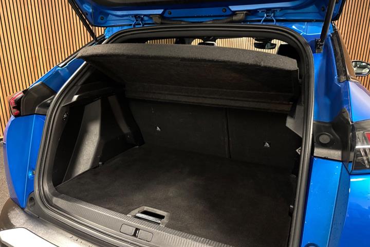 Blå Peugeot e-2008 fra 2020