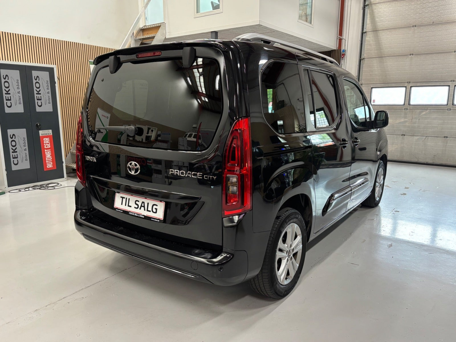 Sort Toyota ProAce City Verso fra 2022 set udefra