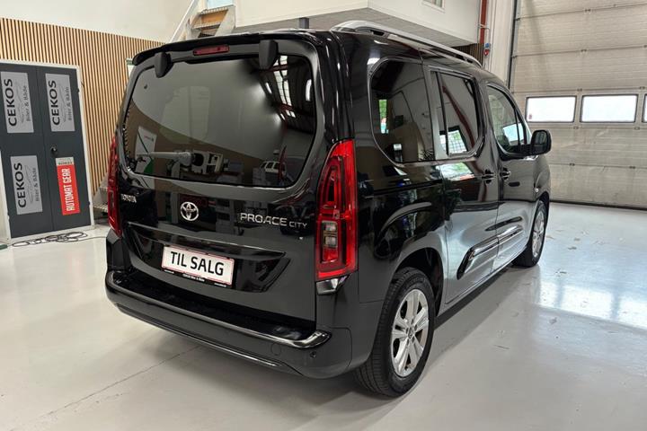 Sort Toyota ProAce City Verso fra 2022 set udefra