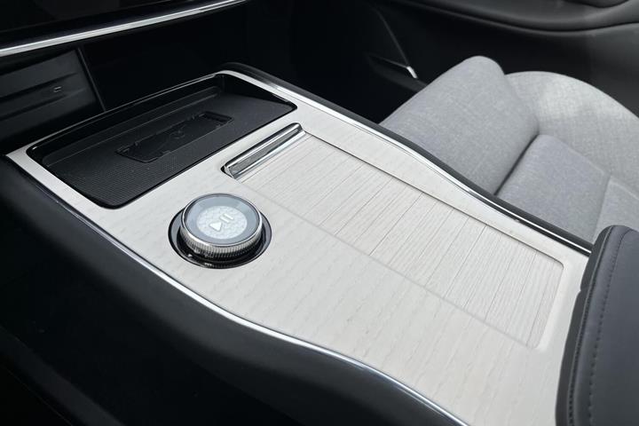 Blå Volvo EX90 fra 2025