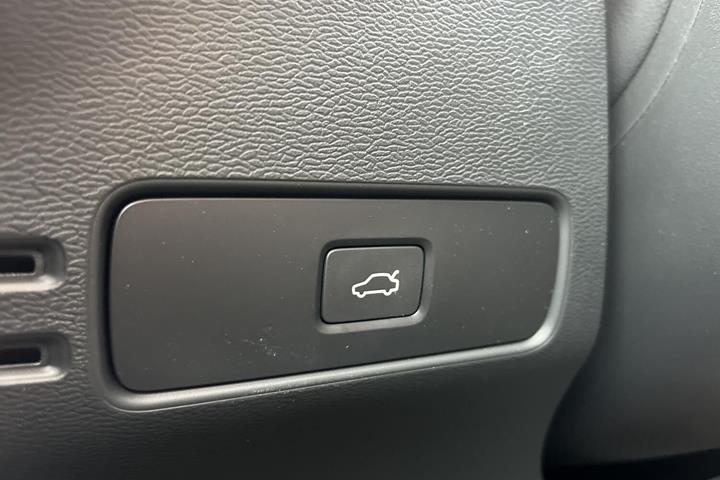 Grå Volvo C40 fra 2024
