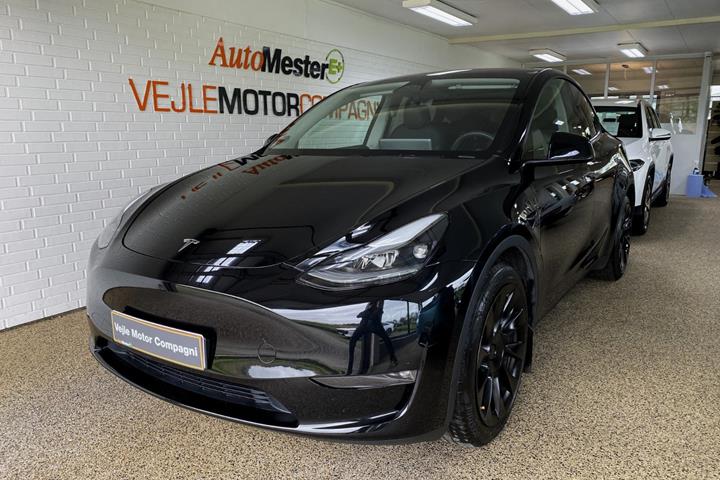 Sort Tesla Model Y fra 2024