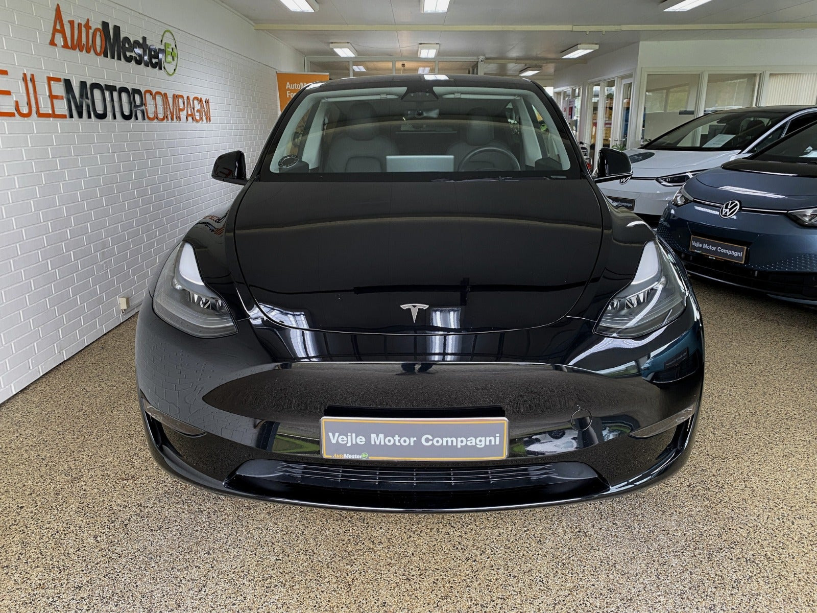 Sort Tesla Model Y fra 2024