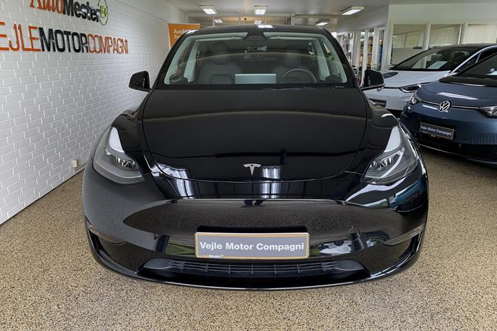 Sort Tesla Model Y fra 2024