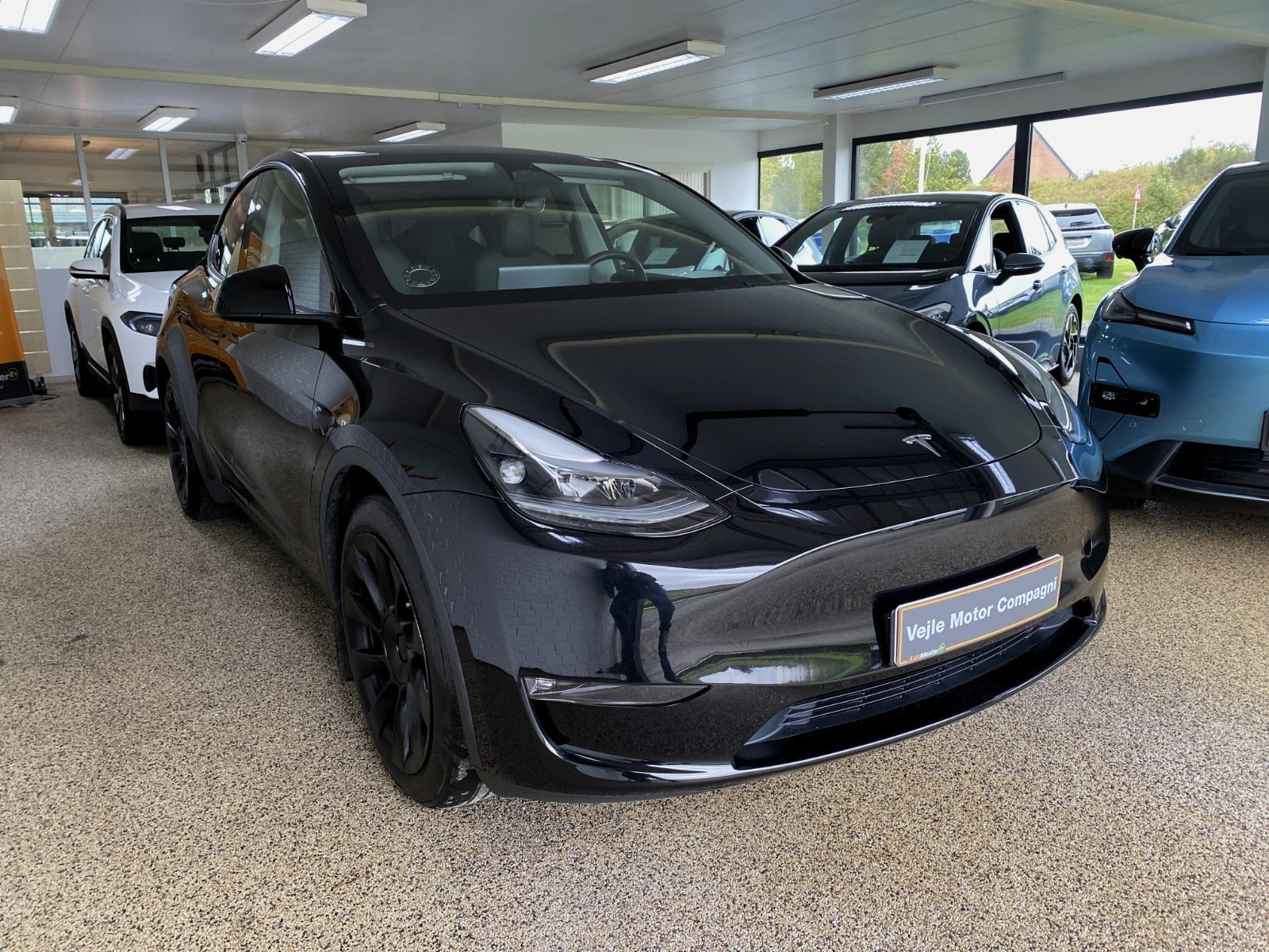 Sort Tesla Model Y fra 2024