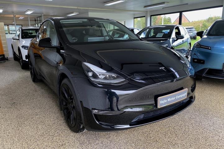 Sort Tesla Model Y fra 2024