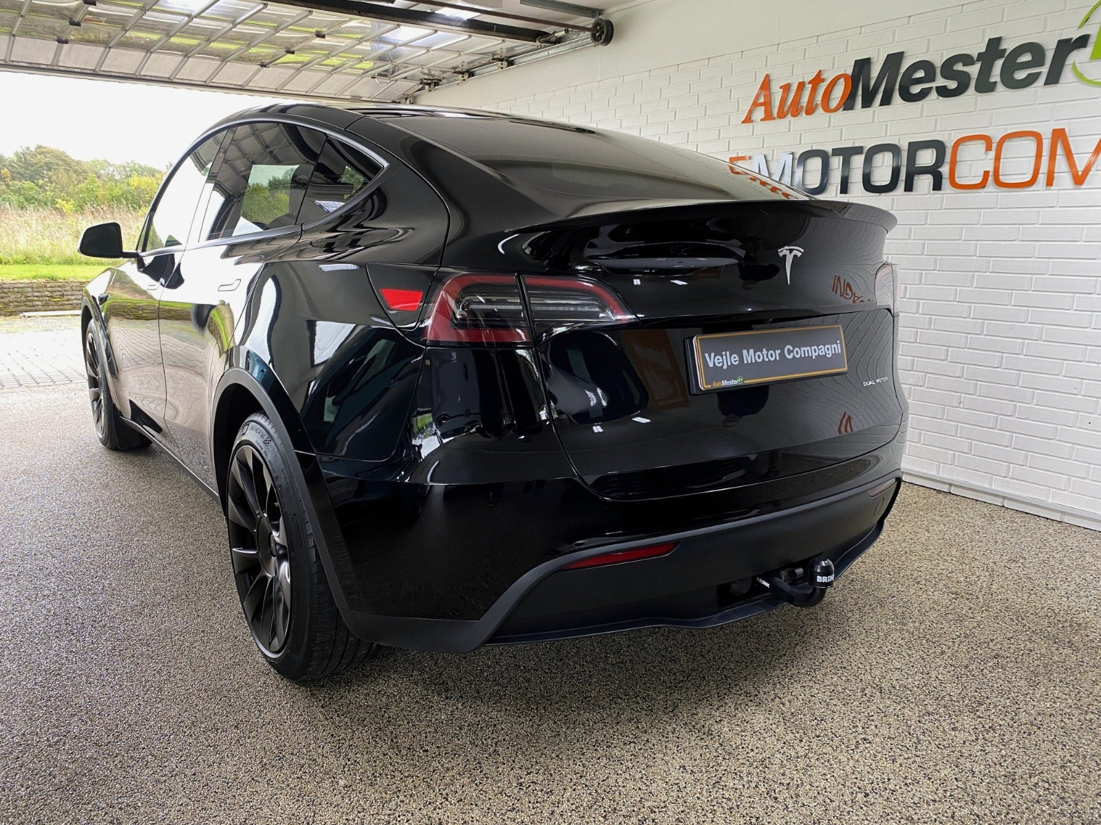 Sort Tesla Model Y fra 2024