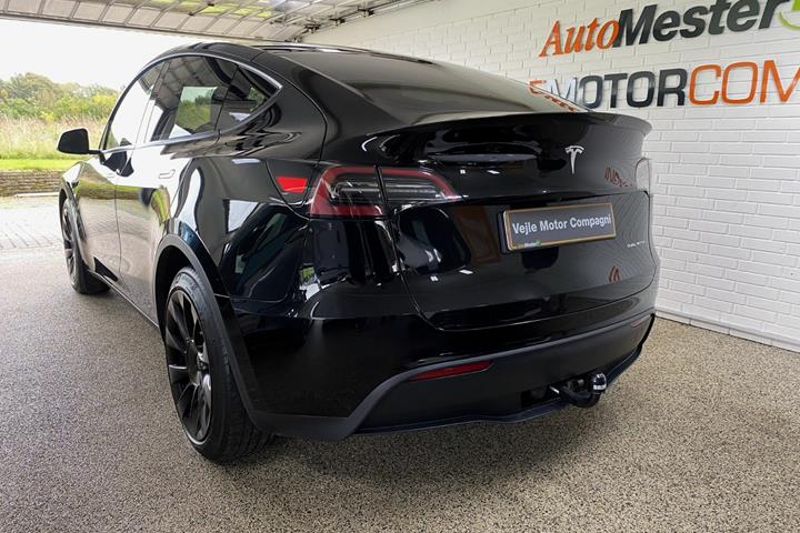 Sort Tesla Model Y fra 2024