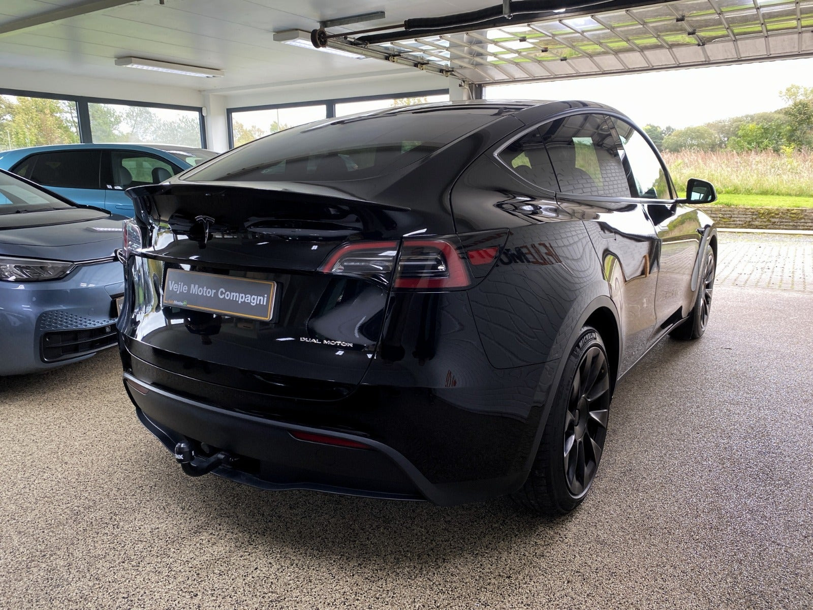 Sort Tesla Model Y fra 2024