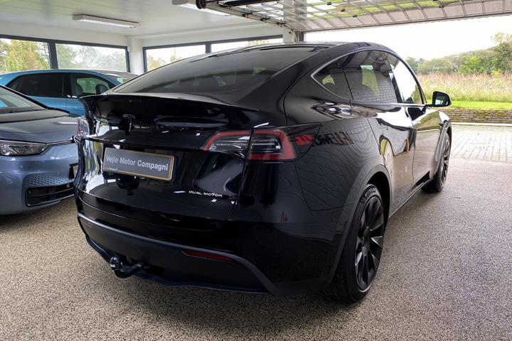 Sort Tesla Model Y fra 2024