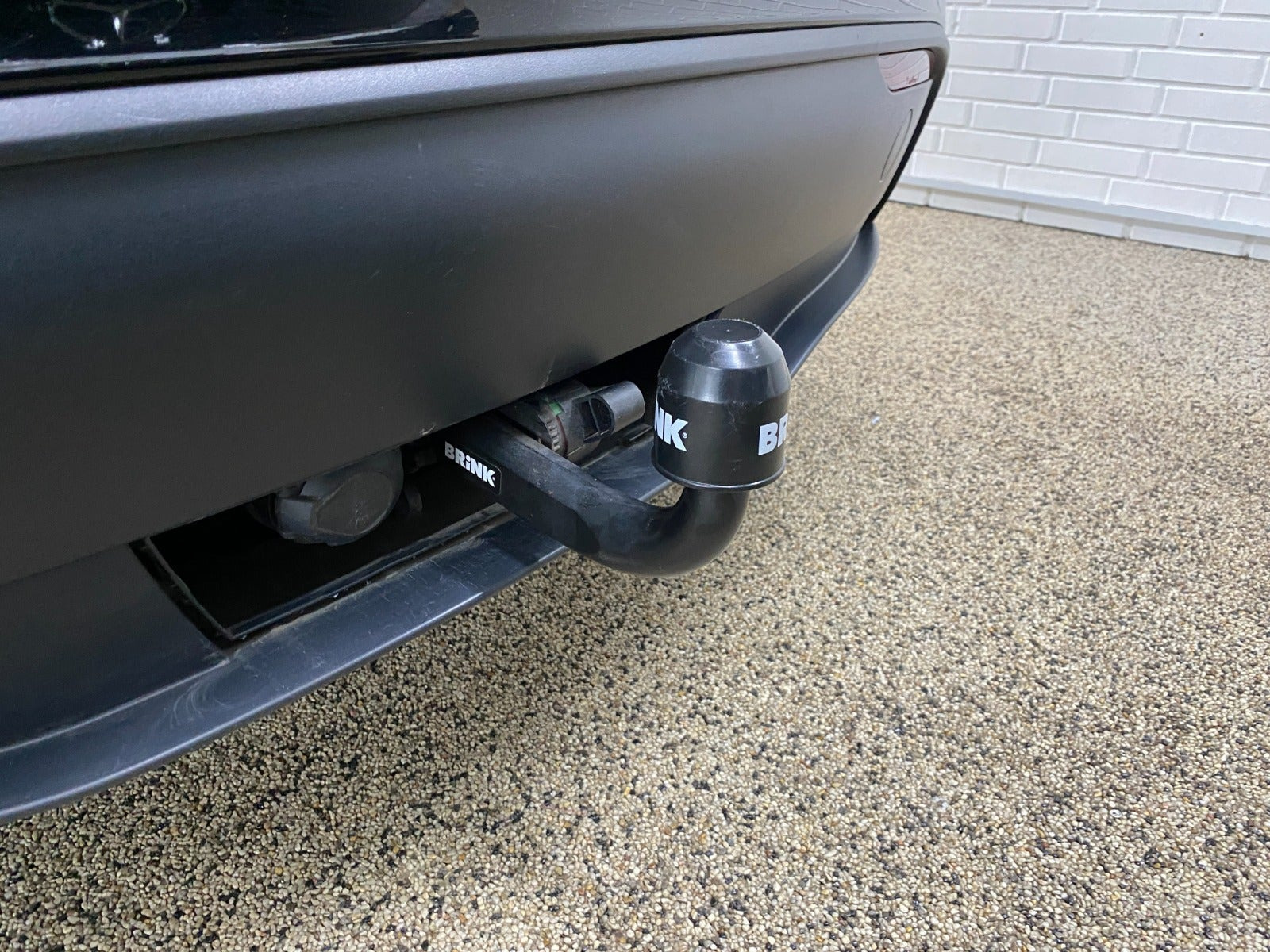 Sort Tesla Model Y fra 2024