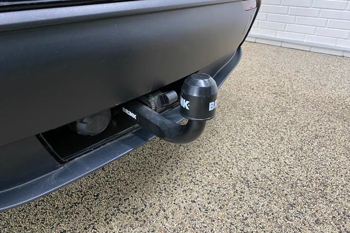 Sort Tesla Model Y fra 2024