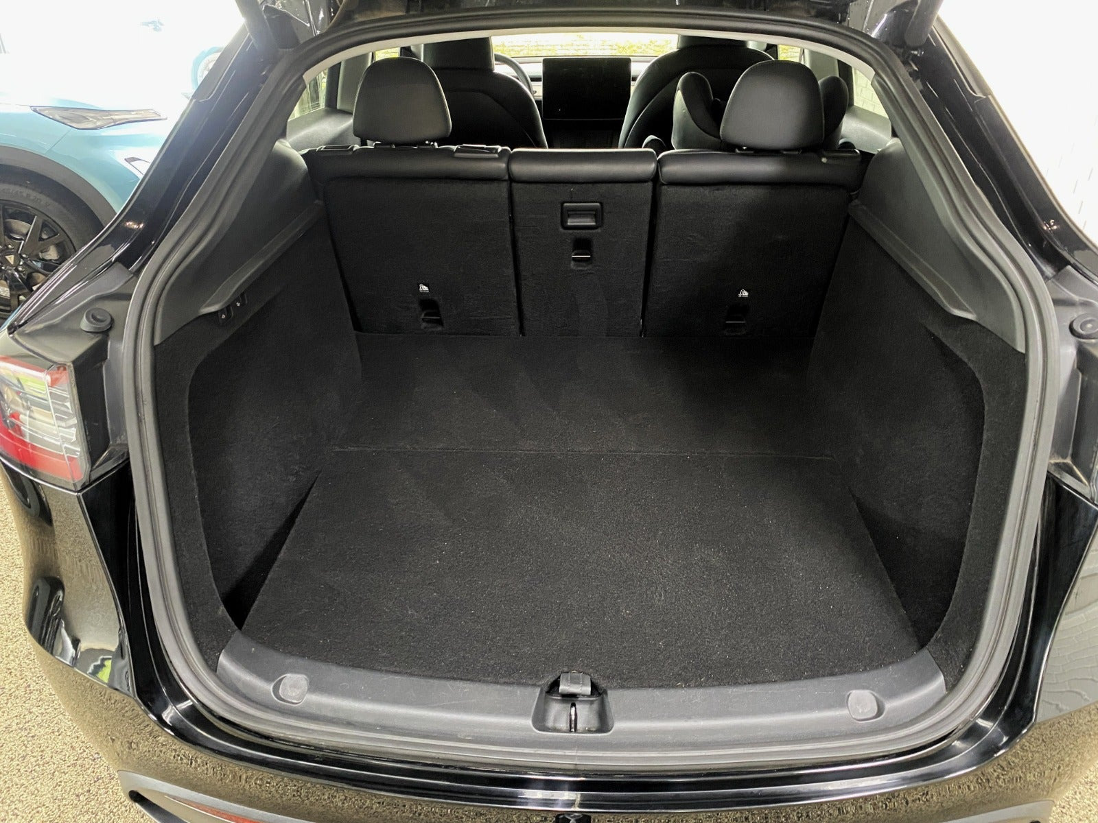 Sort Tesla Model Y fra 2024