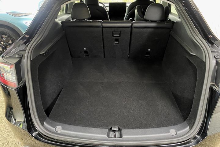 Sort Tesla Model Y fra 2024