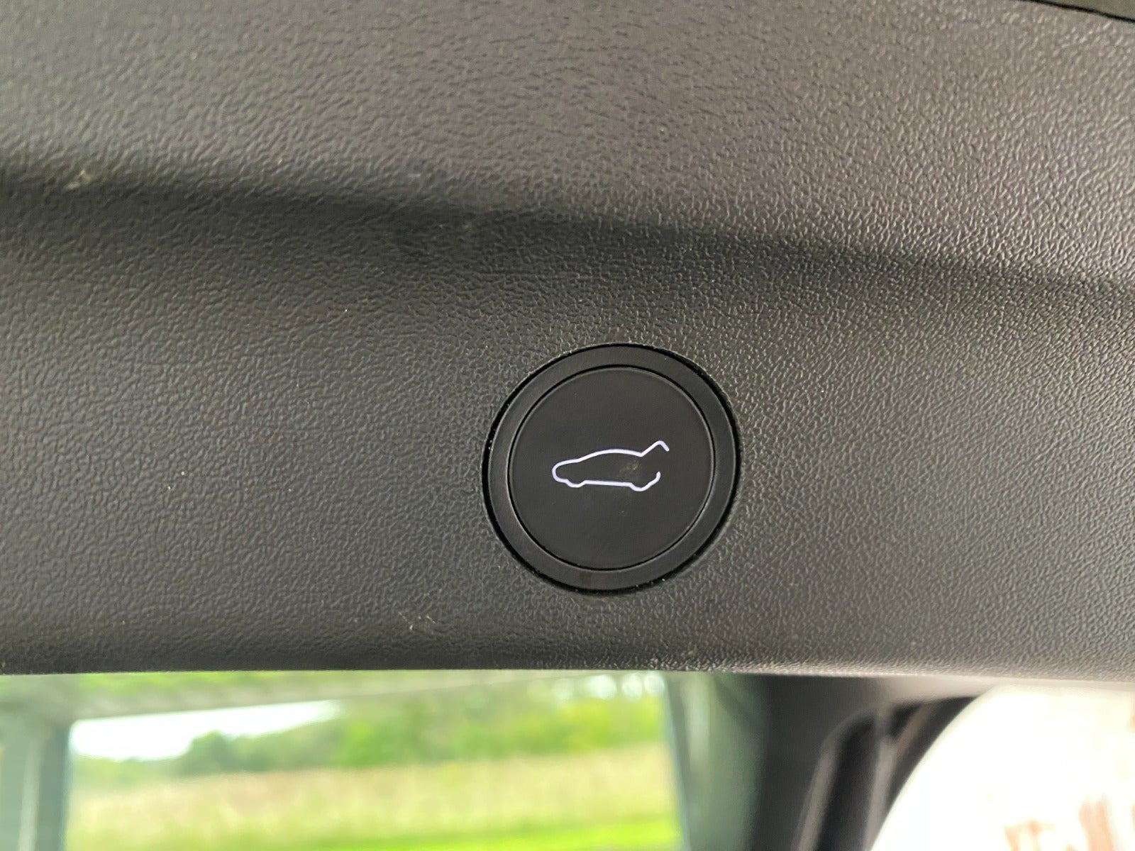 Sort Tesla Model Y fra 2024