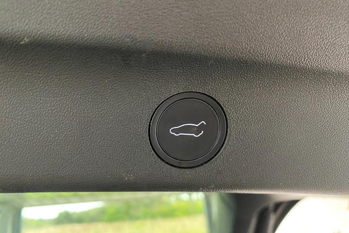 Sort Tesla Model Y fra 2024