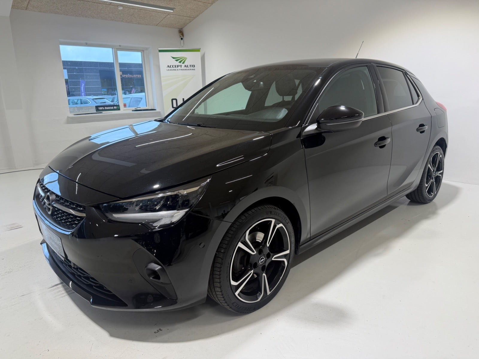Sort Opel Corsa fra 2023