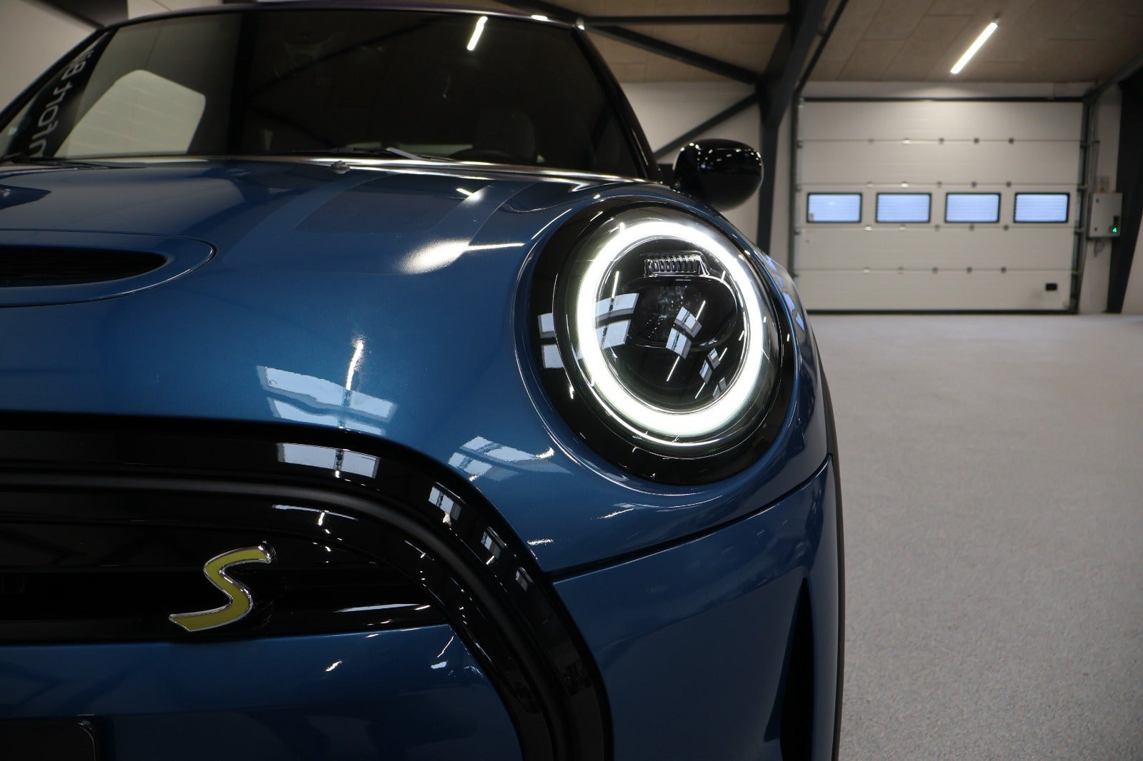 Blå Mini Cooper SE fra 2021