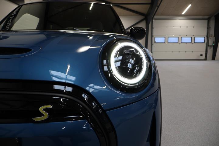 Blå Mini Cooper SE fra 2021