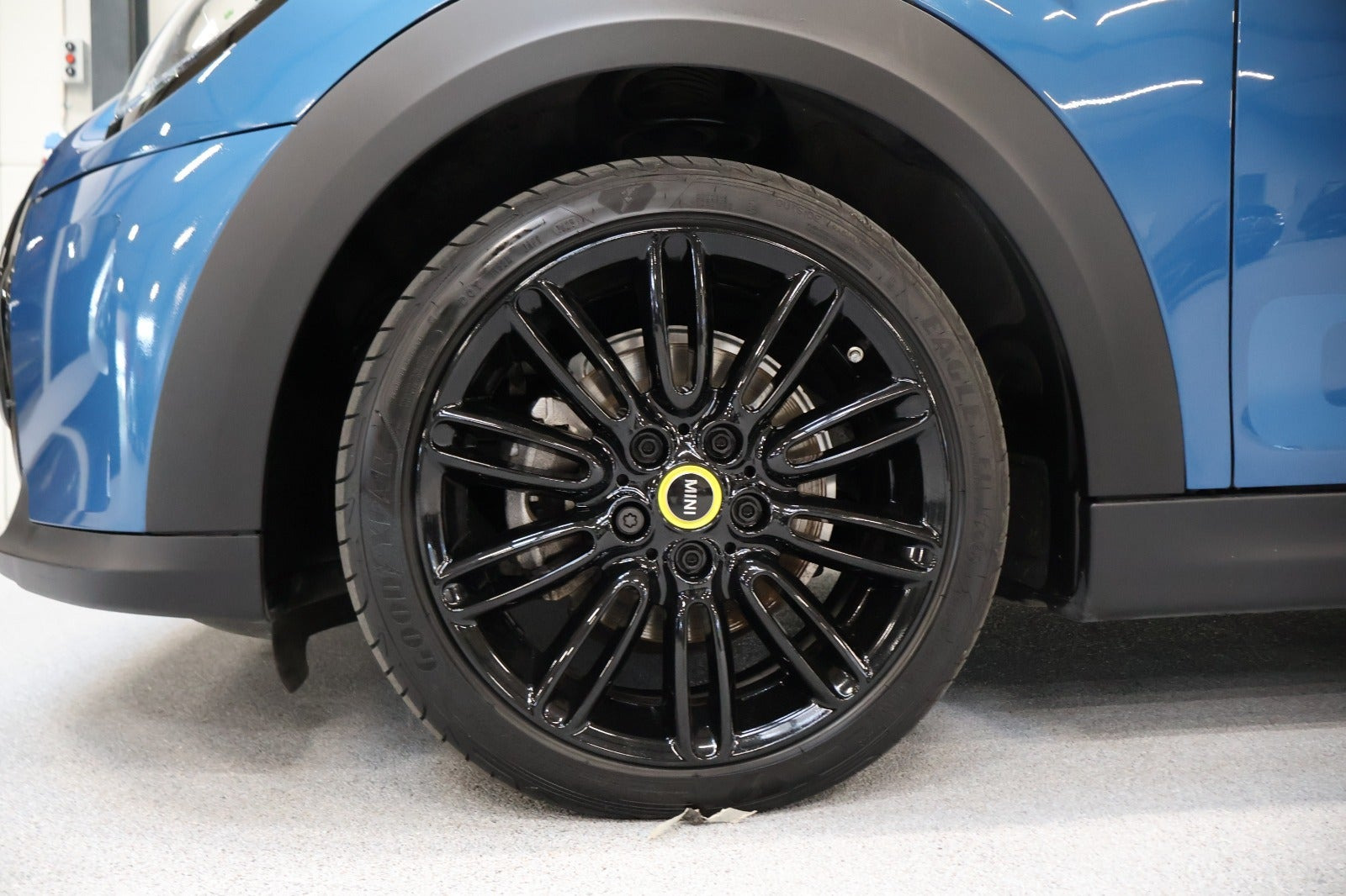 Blå Mini Cooper SE fra 2021