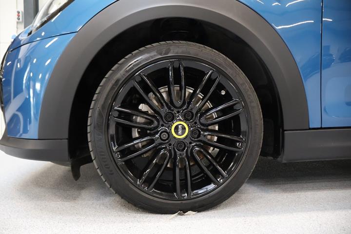 Blå Mini Cooper SE fra 2021