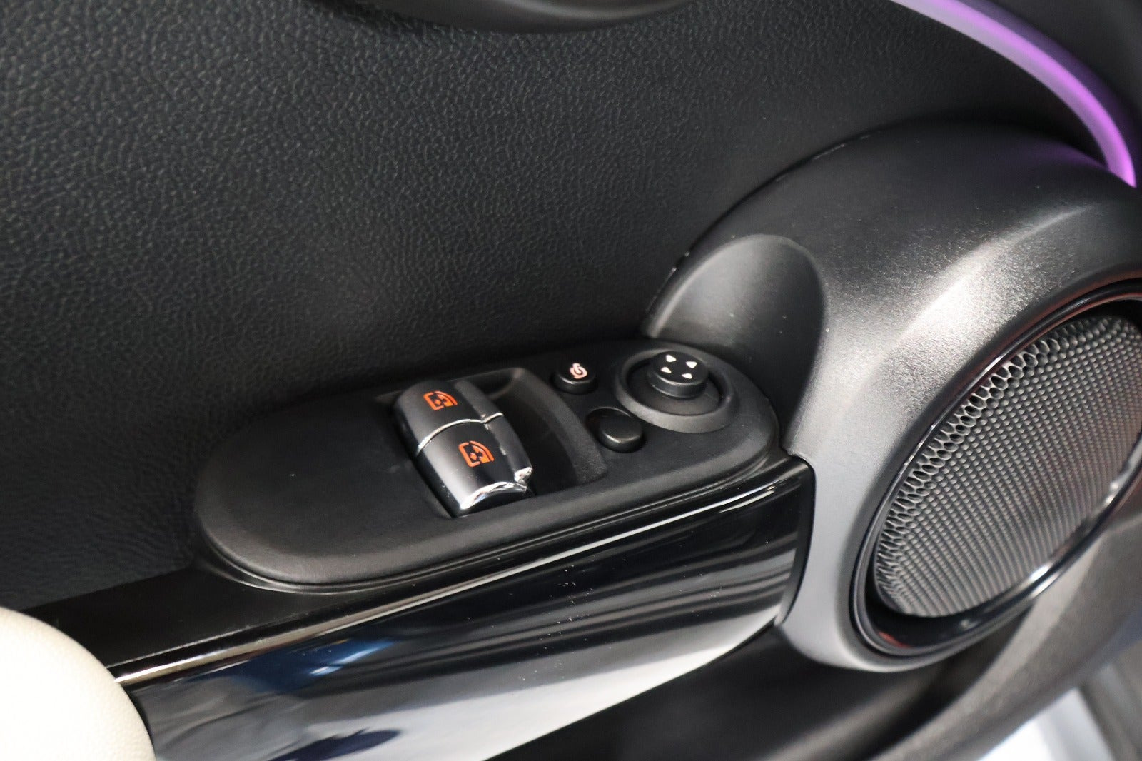 Blå Mini Cooper SE fra 2021