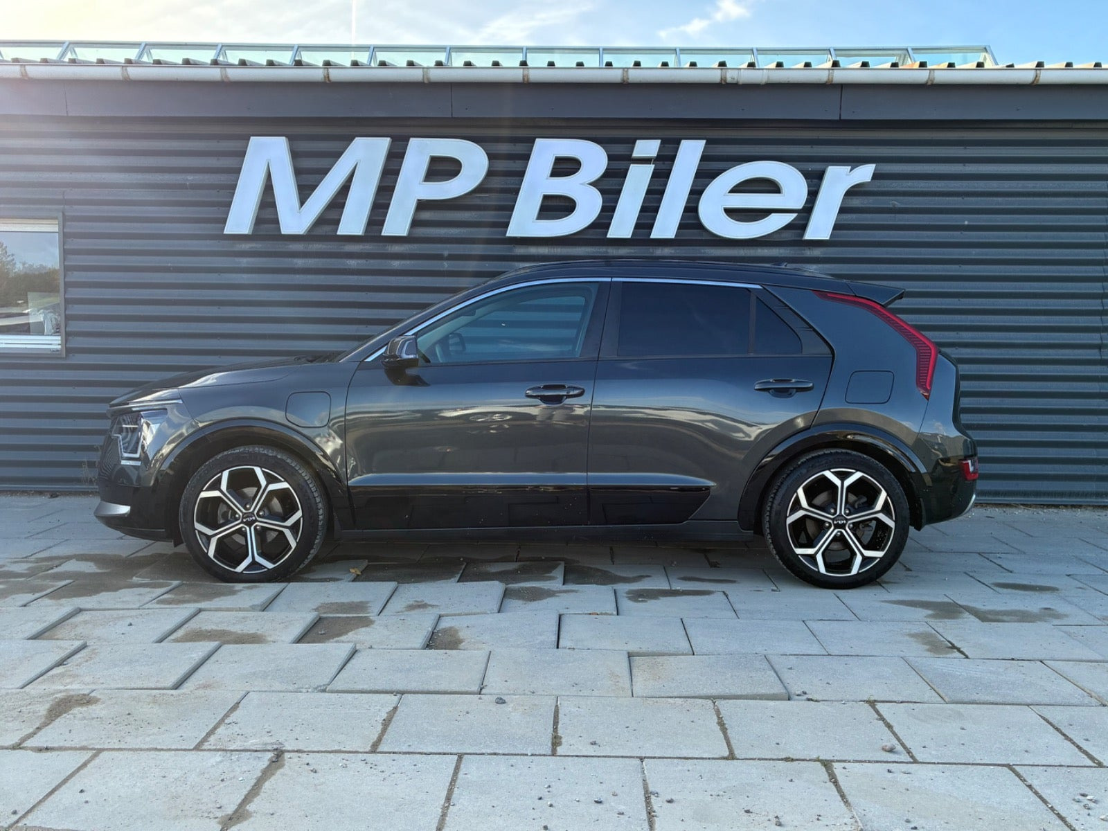 Grå Kia Niro fra 2023