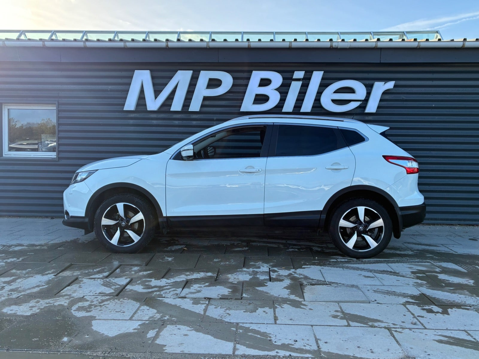 Hvid Nissan Qashqai fra 2016