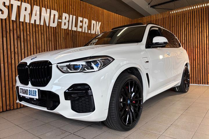 Hvid BMW X5 fra 2023 set udefra