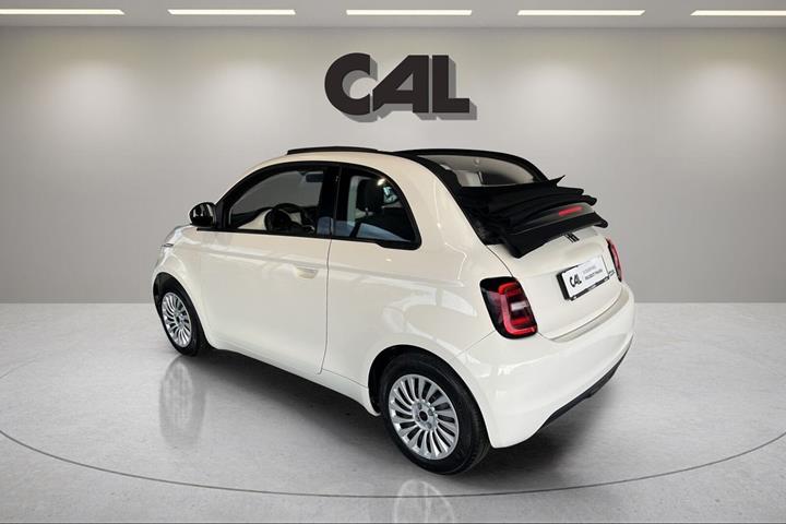 Hvid Fiat 500e fra 2023