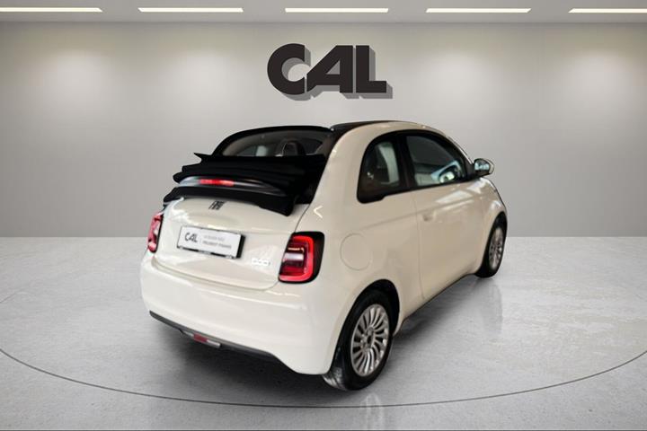 Hvid Fiat 500e fra 2023