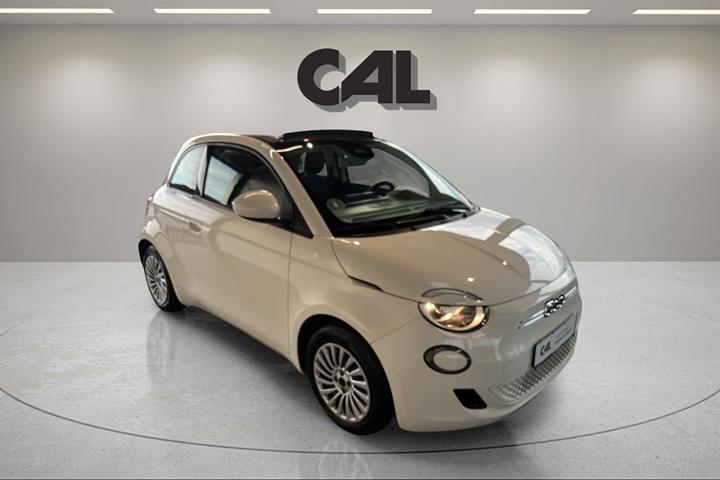 Hvid Fiat 500e fra 2023