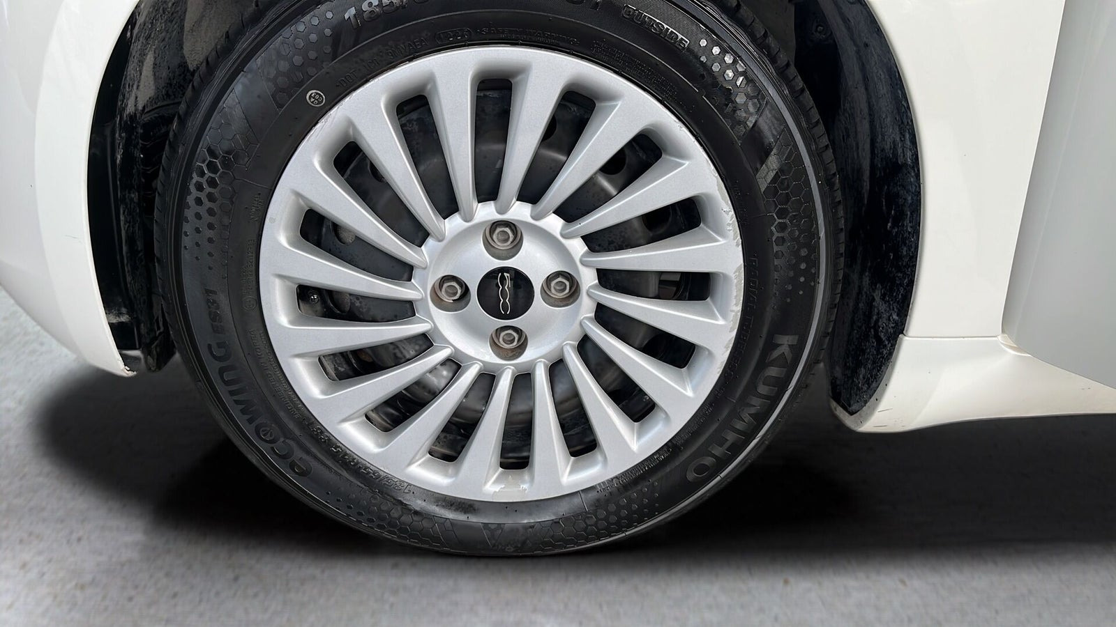Hvid Fiat 500e fra 2023