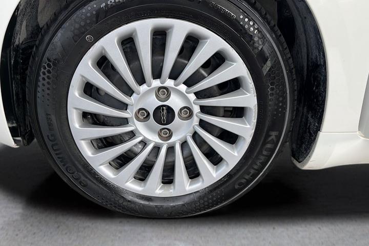 Hvid Fiat 500e fra 2023