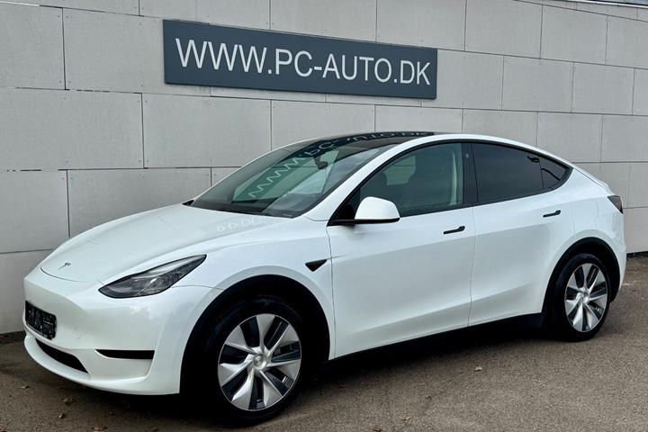 Hvid Tesla Model Y fra 2024