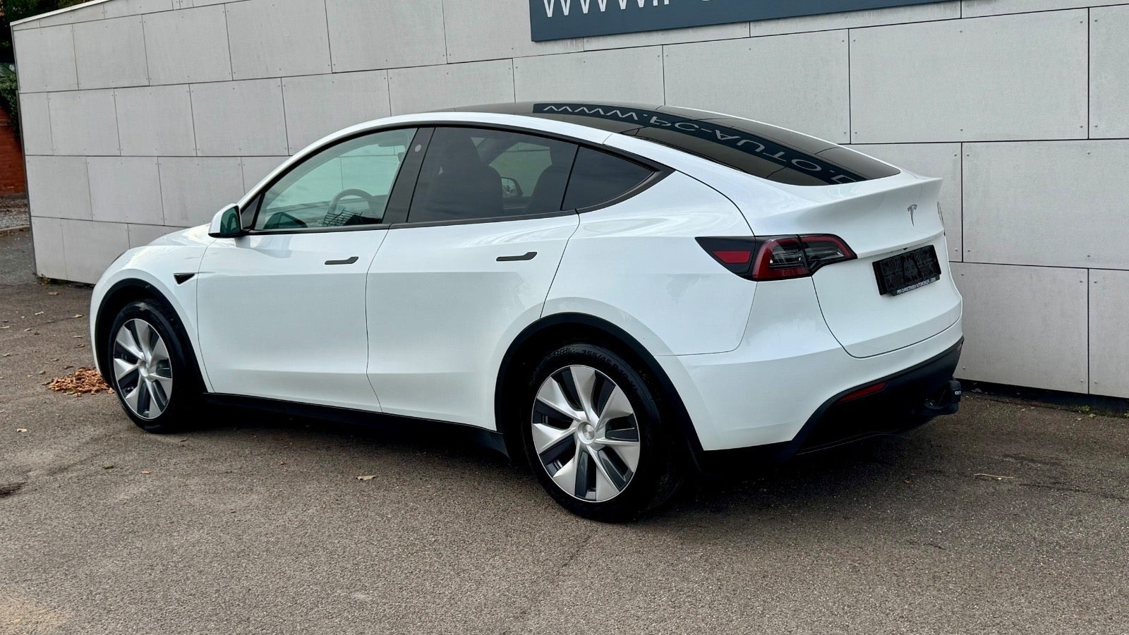 Hvid Tesla Model Y fra 2024