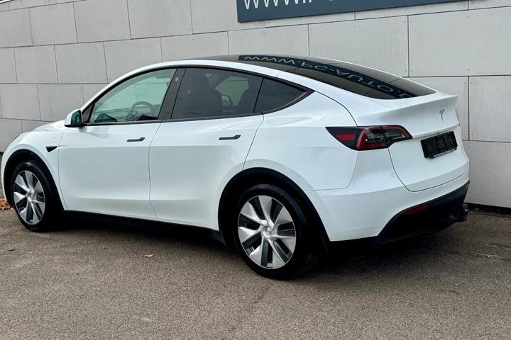 Hvid Tesla Model Y fra 2024