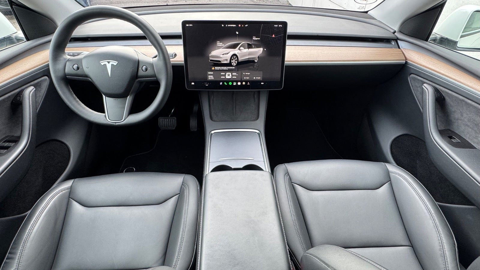 Hvid Tesla Model Y fra 2024