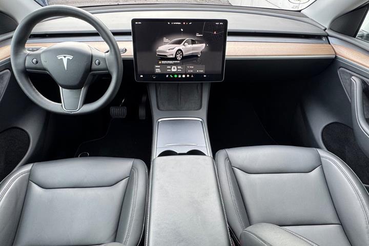 Hvid Tesla Model Y fra 2024