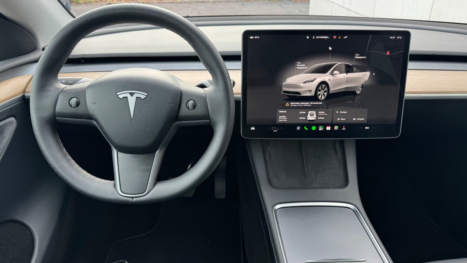 Hvid Tesla Model Y fra 2024