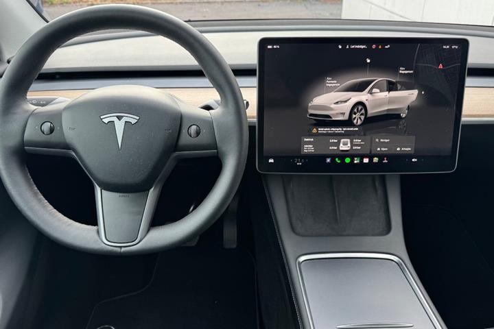 Hvid Tesla Model Y fra 2024
